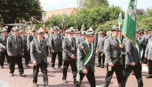 In Uniform: Der Wiefelsteder Schützenverein zieht am Sonntagnachmittag gemeinsam mit den auswärtigen Vereinen vom Rathaus zum Festplatz.   Bild: Claus Stölting