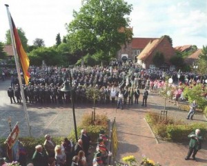 Beginn des Wiefelsteder Schützenfestes: Aufstellung vor dem Rathaus. Bild: Frick