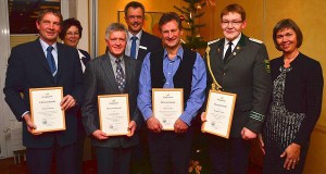  Geehrt wurden (großes Bild vorne, von links): Fremer Heeren, Dirk Brunßen, Theo Gerdes und Burghard Tönjes. Dank sagten Jörg Pieper (hinten, Mitte) sowie die stellvertretenden Bürgermeisterinnen Katharina Dierks (hinten) und Sylvia Bäcker (rechts). Die Gäste unterhielten auf Plattdeutsch Heinz Friedrichs als „Lotti Pingel“ (links) und Leonie Grote (rechts) aus Bokel.  - Bild: Claus Stölting