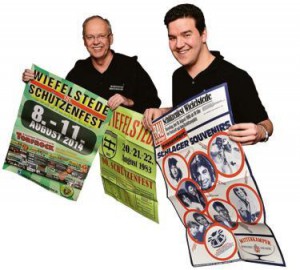 Gerd Martens (links) und Nachfolger Christian Broziat mit Schützenfest-Plakaten von 2014, 1983 und 1985. Bild: Claus Stölting