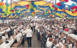 Gute Stimmung ist im Festzelt zu jeder Tages- und Nachtzeit garantiert – dafür ist mit einer umfang- reichen Programm gesorgt. 