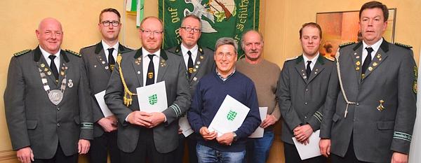 OSB-Präsident Peter Wiechmann (rechts) & Vizepräsident Friedrich Delmenhorst (links) überreichten die Ehrennadeln an: Jan Steinkamp, Rainer Kuck, Carsten Thien, Günter Peper, Jonny von Lienen und Stefan Siemen.