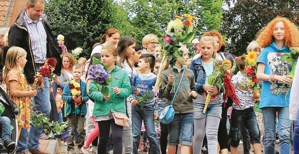 Großer Spaß für kleine Gäste: Einige hundert Teilnehmer zogen am Montag beim Kinderumzug der Wiefelsteder Schützen vom Rabes Gasthof bis hin zum Festplatz. Dort warteten allerlei Fahrgeschäfte. 