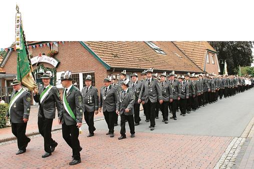 Grün-weiß soweit das Auge reicht: die Wiefelsteder Schützen beim Festmarsch durch die Straßen des Ortes. 