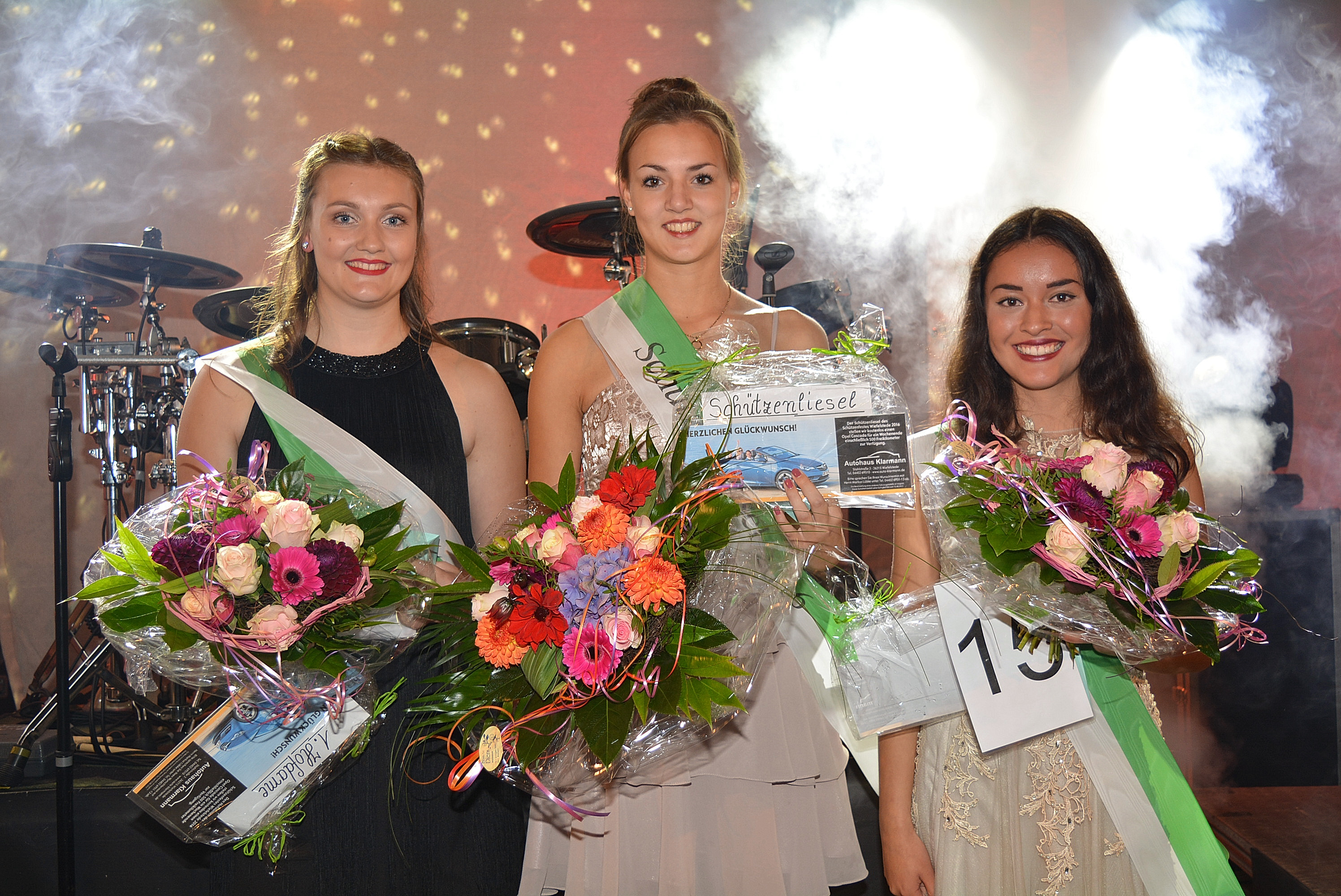 Schützenliesel 2016: Tamara Gerdes (mitte) mit ihren Hofdamen: Anna Scheide (links und Celine Behrens (rechts).