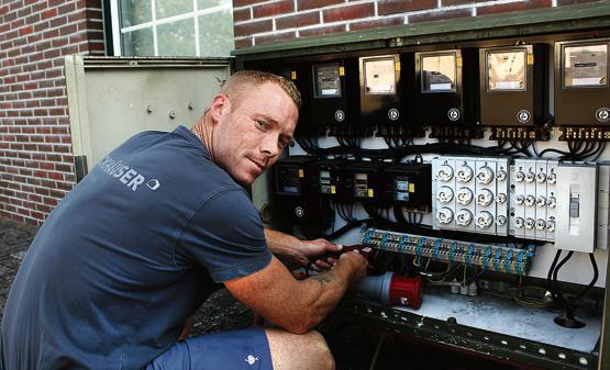 Bei der Arbeit: Dennis Behrens prüft die Stromversorgung auf dem Schützenplatz.
Bild: Jens Schopp